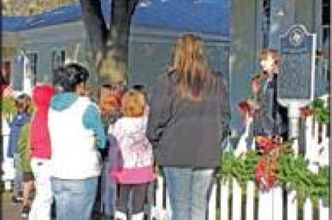 Students visit Columbus Garden Club Christmas exhibits