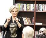 Community attends presentation by forensic reconstruct artist and sculptor